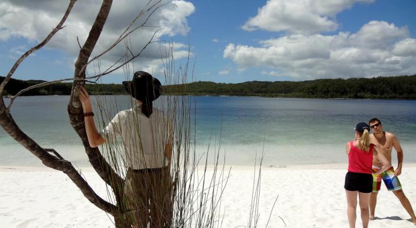 Premiers hommes sur le sol australien, les Aborigènes l’occupent depuis au moins quarante mille ans. Le plus grand récif corallien du monde compte plus de 2900 récifs et 900 îles. La Grande barrière de corail, fabuleux écosystème inscrit au Patrimoine de l’Unesco. La forêt pluviale, plus grande concentration d’espèces témoins de l’évolution des plantes, marsupiaux et oiseaux. 
