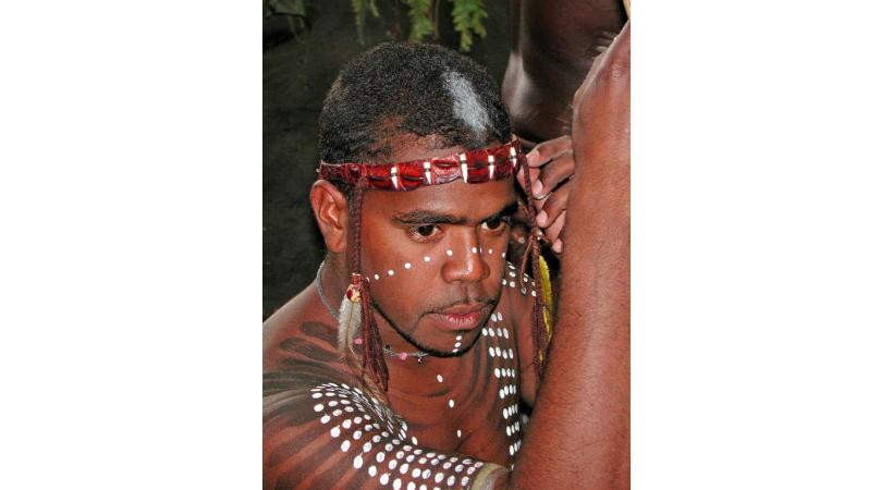 Premiers hommes sur le sol australien, les Aborigènes l’occupent depuis au moins quarante mille ans. Le plus grand récif corallien du monde compte plus de 2900 récifs et 900 îles. La Grande barrière de corail, fabuleux écosystème inscrit au Patrimoine de l’Unesco. La forêt pluviale, plus grande concentration d’espèces témoins de l’évolution des plantes, marsupiaux et oiseaux. 