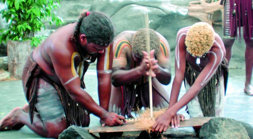 Premiers hommes sur le sol australien, les Aborigènes l’occupent depuis au moins quarante mille ans. Le plus grand récif corallien du monde compte plus de 2900 récifs et 900 îles. La Grande barrière de corail, fabuleux écosystème inscrit au Patrimoine de l’Unesco. La forêt pluviale, plus grande concentration d’espèces témoins de l’évolution des plantes, marsupiaux et oiseaux. 