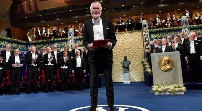 Jacques Dubochet recevant sa récompense devant un parterre d’invités. afp