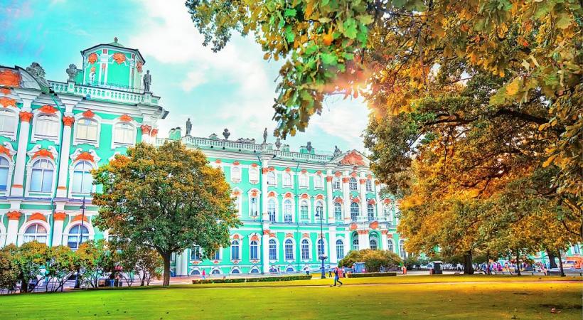 L’Ermitage, à Saint-Pétersbourg, est l’un des plus anciens musées d’art au monde. FOTOLIA    Le métro de Moscou et ses luxueuses stations: de véritables œuvres d’art. DR