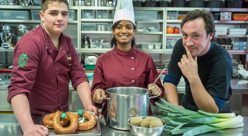  De gauche à droite, Cédric Meystre, apprenti  boucher à la boucherie Wyler, à Lucens, Faaisa Cali Awes, apprentie employée en cuisine à la Fondation Le Repuis, à Grandson et Alain Huys, apprenti maraîcher à Denges. ARC/SIEBER