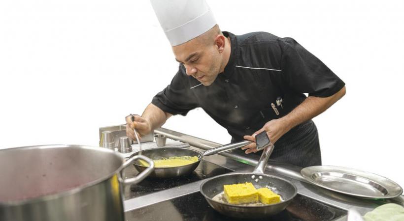 Le chef Yohann Plastre aux fourneaux. ARC/SIEBER