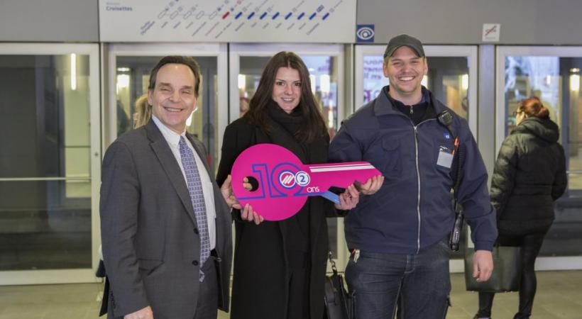 Un abonnement d’une année pour la 250’000 000e voyageuse du m2! dr 
