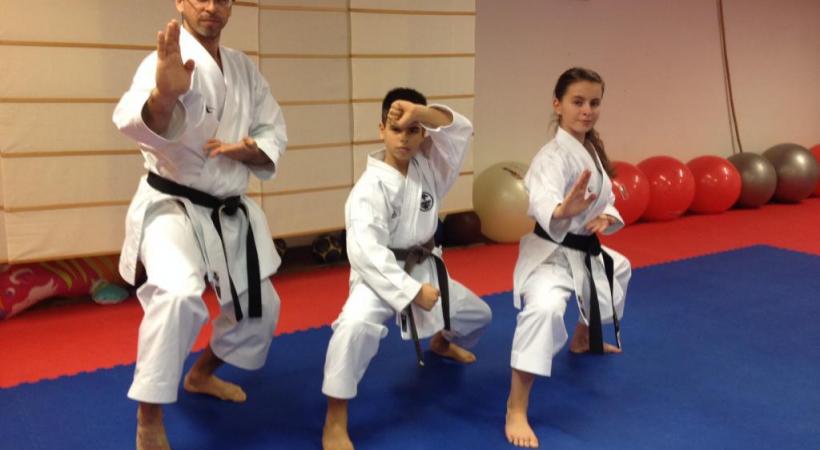  De gauche à droite: Jean-Marc Schedel (directeur du Comité d’organisation), Keni Schedel (13 ans), Mahyan Righetti (16 ans). WULLSCHLEGER