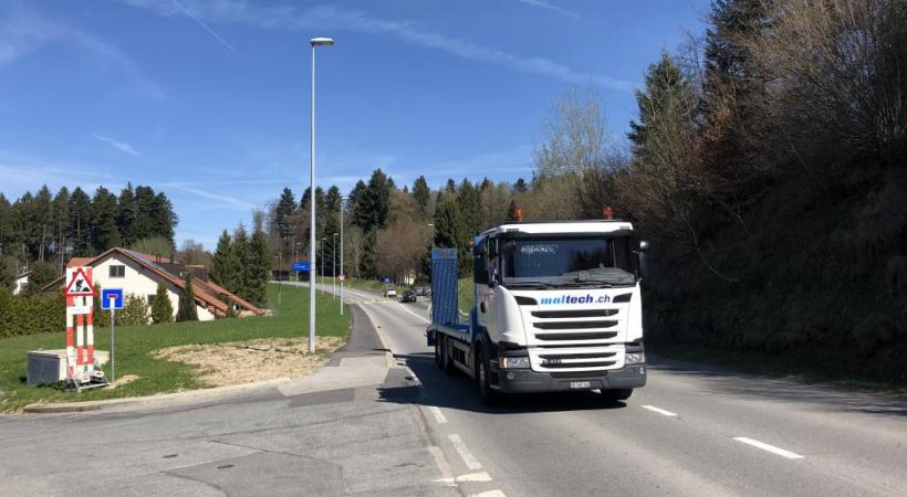  Les autorités n’arrivent pas à se mettre d’accord sur le nombre de camions ou autres véhicules utilitaires qui empruntent cette route quotidiennement. fb