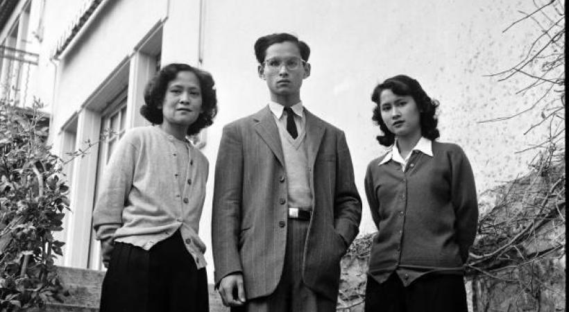 Le roi sur l’escalier de la Villa Vadhana qu’il a occupée à Pully. DR  Le roi sur l’escalier de la Villa Vadhana qu’il a occupée à Pully. DR