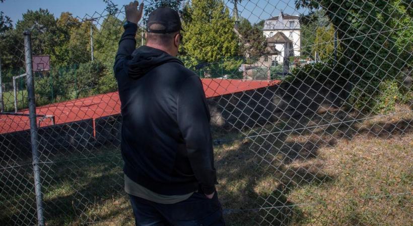 Il y a quelques jours, François* est revenu devant l’internat du Collège Champittet plus de 40 ans après ses agressions par le Père Narcisse*. PYTHON