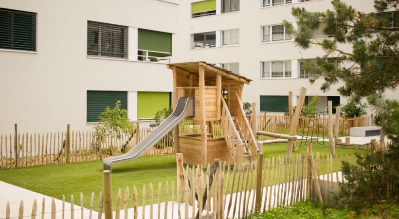 La nouvelle place de jeux comprend un toboggan, un parcours d’équilibre et une grande balançoire. MISSON