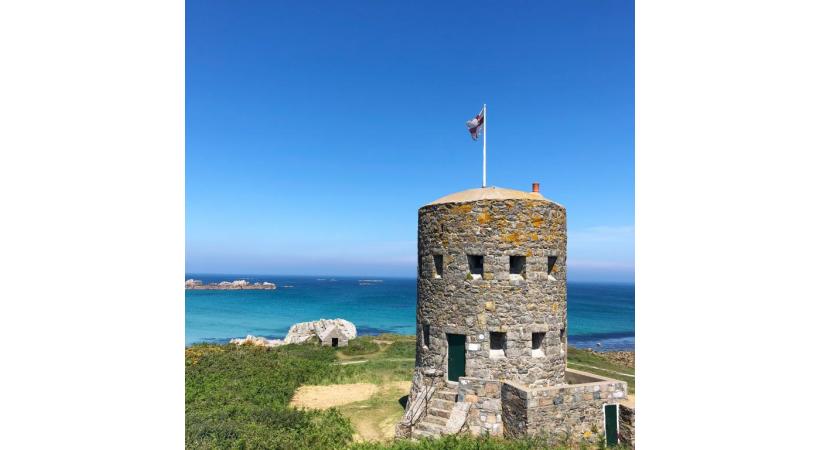 Fort Gris dans une mer calme sur une belle matinée d’automne. 123RF