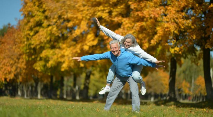 Associer les seniors à une réflexion sur leurs besoins et attentes, dans une démarche participative. 123RF
