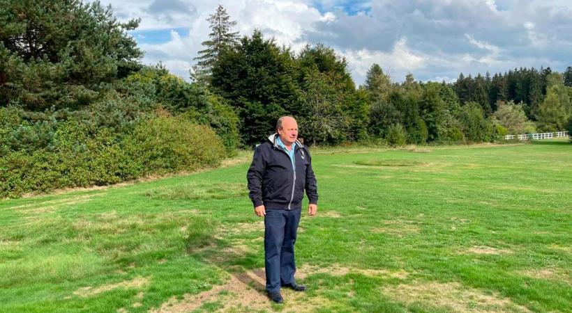 Philippe Mazenauer a fait réaliser un photomontage qui démontre, selon lui, l’enfer qui l’attend en 2026. En arrière-plan, ses deux maisons. DR