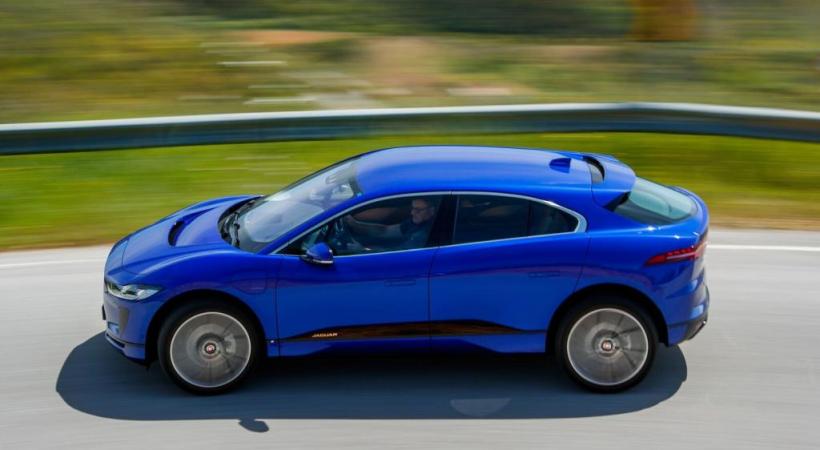 Chez Jaguar, la propulsion électrique n’efface pas le caractère que les amateurs apprécient: sportivité, capacités de franchissement, soin du design et des prestations, et options,  attractives. 