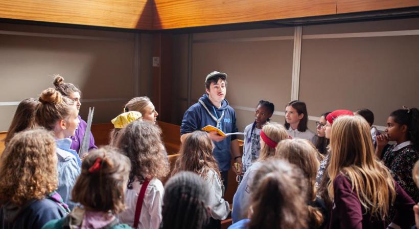 Maurice effectue un feedback à chaque groupe d’acteurs après sa répétition sur scène. MISSON Maurice effectue un feedback à chaque groupe d’acteurs après sa répétition sur scène. MISSON