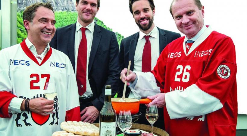 A l’occasion de la présentation à la presse de cette seconde édition des Pintes vaudoises, le Conseiller d’Etat Philippe Leuba n’a pas hésité à préparer la fondue avec, à gauche, Gilles Meystre, président de GastroVaud et, en arrière-plan, les joueurs du LHC Joël Genazzi et Etienne Froidevaux. JEAN-BERNARD SIEBER