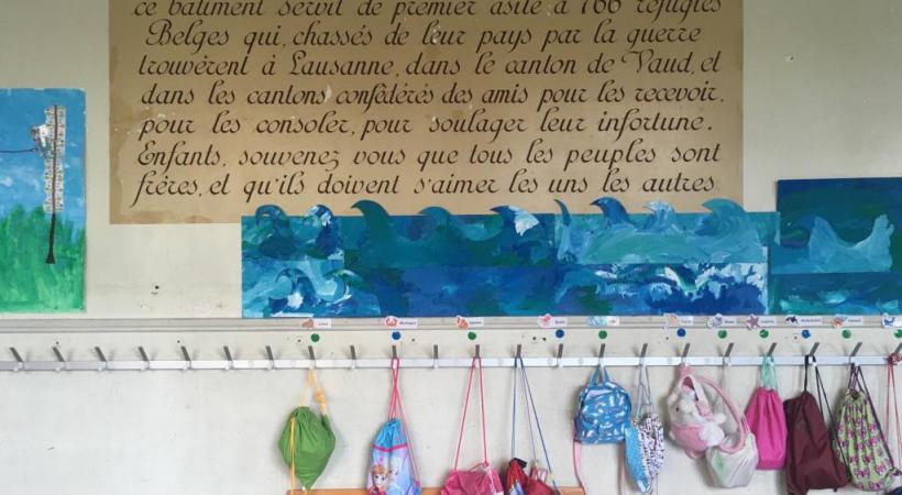 Au collège de Montriod, une plaque commémore l’accueil des réfugiés Belges en CH. DR
