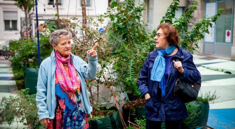 Les riverains, ici Gladys Rossi (à gauche) et Inelda Giannardi, se plaignent d’un défilé quotidien sous leurs fenêtres. MISSON-TILLE