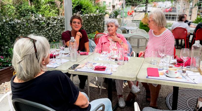 Anne-Marie (de dos), Elsa Thétaz, animatrice régionale présente ce jour-ci, Eléonore et Charlotte. MISSON-TILLE