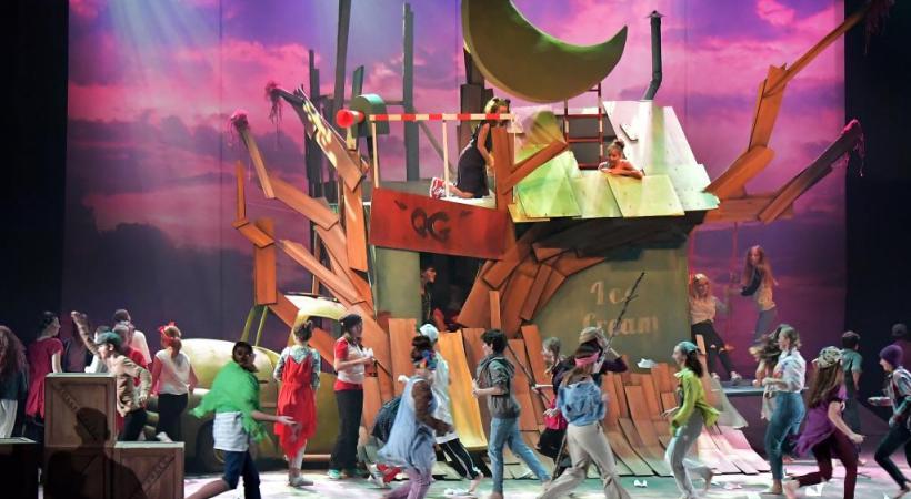 Le week-end dernier, dans une mise en scène de Stefan Hort, le Capitaine Crochet et toute sa clique de pirates, Peter Pan et les fougueux enfants perdus, mais aussi des fées et des sirènes, étaient sur la scène du Théâtre de Beaulieu à l’occasion  124e spectacle de La Paternelle, qui a fait rêver petits et grands. VALDEMAR VERISSIMO