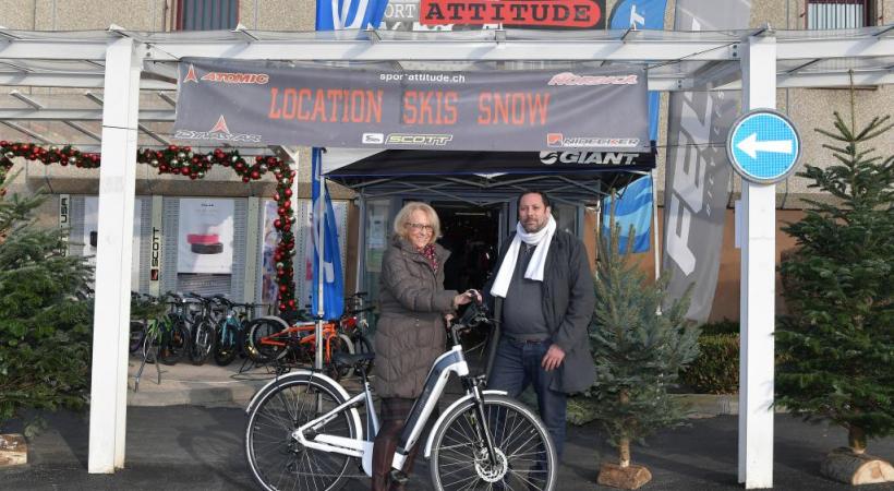Le concours organisé par les commerçants du Centre Commercial d’Ecublens a connu un vif succès. L’heureuse gagnante s’appelle Simone Jaccaud et a reçu un vélo e-bike d’une valeur de 3’600 francs. Elle pose ici aux côtés de Jean-Gilles Talin, directeur de la maison Sport Attitude. Bonne route!