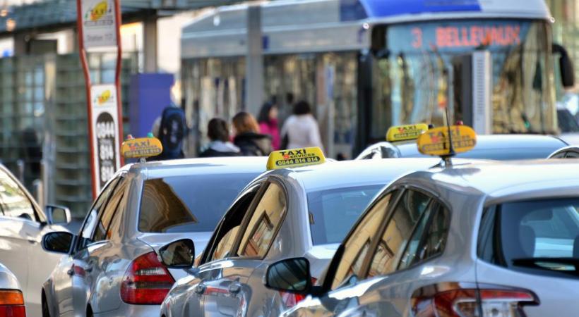 Les chauffeurs de taxi lausannois dénoncent une précarisation croissante. VERISSIMO
