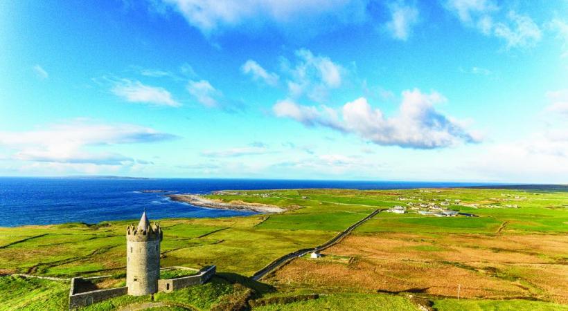 Le château de Kylemore, avec son église néo-gothique et ses jardins victoriens, est un des principaux lieux touristiques de la région du Connemara.    