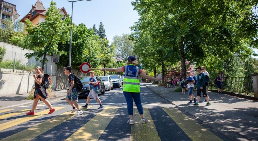 Une patrouilleuse sécurise dorénavant le passage des écoliers. MISSON