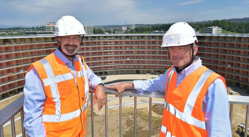 Ian Logan, directeur général de Lausanne 2020, et Sébastien Dauxerre, responsable de ce village olympique. VERISSIMO