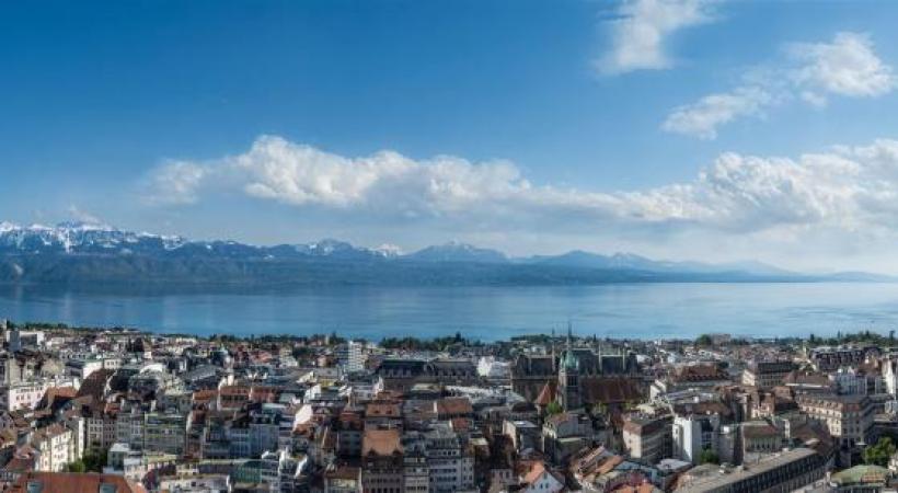 Christian Braut et son assistante Mathilde devant le panorama géant de Lausanne et du Léman. 