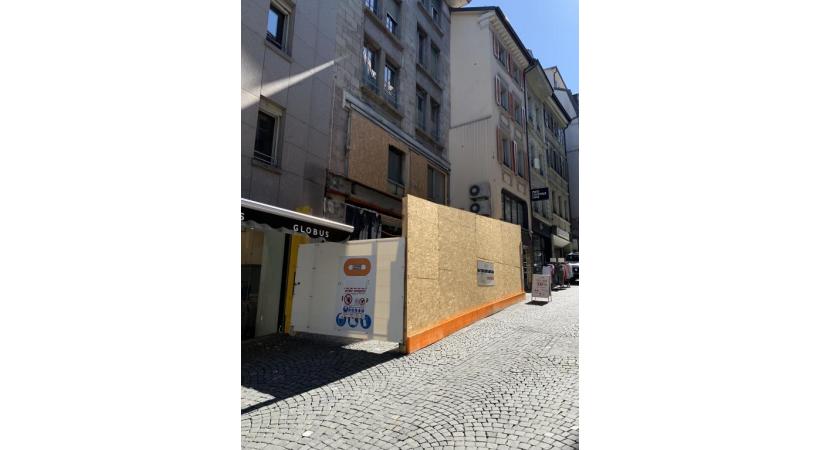 La très grande majorité des locataires exercent des activités commerciales très prétéritées par les travaux. En médaillon, Noémie Houlmann de l’institut de Beauté «Chez Noémie. CA