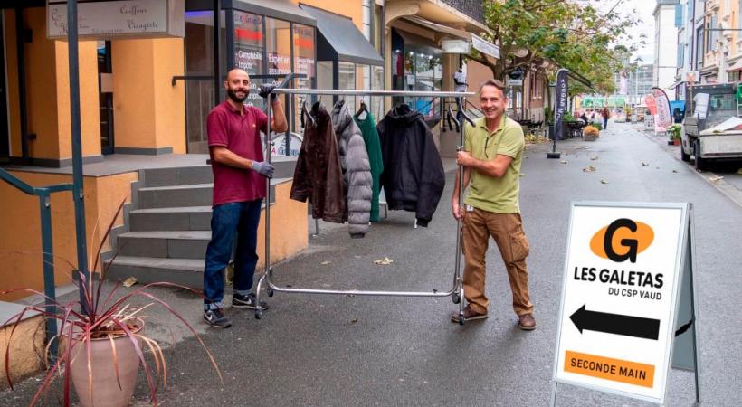 La friperie disposera d’une surface de 64 m2 à la Rue Neuve. A gauche, Adrien Pernet, responsable au CSP, accompagné d'Olivier Gretler, responsable du Galetas de la Blécherette. DR