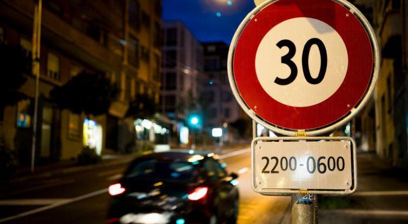 Selon les critères retenus: En vert, les tronçons routiers limités à 30 km/h la nuit. En rouge, les tronçons maintenus en vitesse actuelle.  En rouge pointillé, les tronçons routiers maintenus en vitesse actuelle dans une futur zone modérée. SITRM