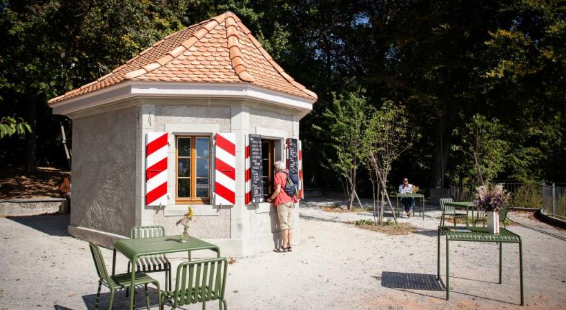 Les visiteurs profitent déjà de la terrasse ensoleillée de l’édicule. DR