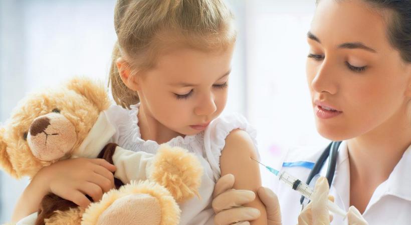 La vaccination a permis d’éradiquer de nombreuses maladies. En médaillon, le poumon d’acier, calvaire à vie pour les enfants qui survivaient à la polio.  DR