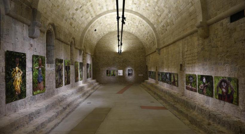 L’Abbaye de la Celle, ancien monastère bénédictin du XIe au XIVe siècle, accueille l’exposition temporaire d’Hans Silvester.