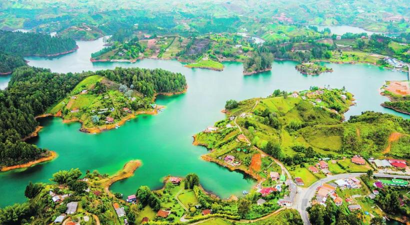 Une ruelle colorée du village de Guatapé.