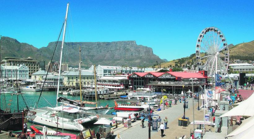 Le front de mer allie restaurants de qualité et attractions pour les familles.   PXHERE
