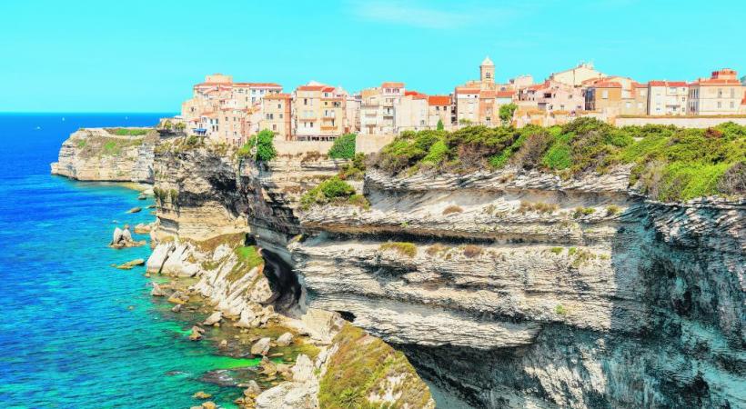 Bonifacio et ses impressionnantes falaises blanches. Un point de vue sidérant! SHUTTERSTOCK