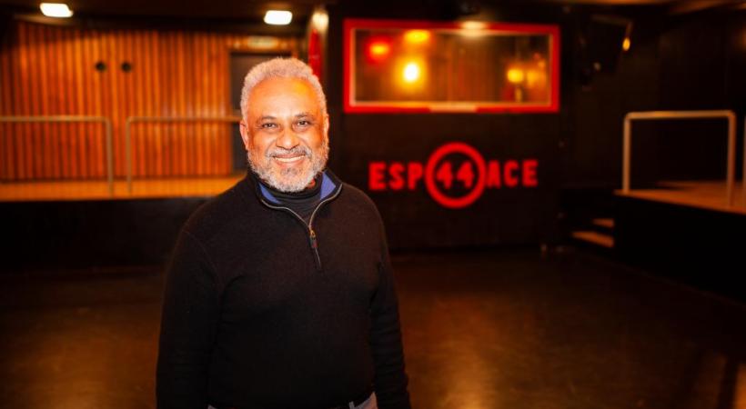 Jean-Paul Bittar, animateur à l’Espace 44 et initiateur du projet «Les jeudis... tous à l’abri», dans la salle de spectacles des Bergières. MISSON