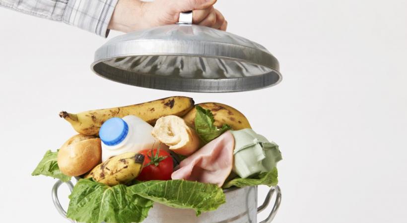 Des aliments dont la date de vente est dépassée mais qui sont de qualité irréprochable. Ci-dessous, Denis Corboz, le fondateur des Soirées 2ème service et Franck Giovannini le Chef de l’Hôtel de Ville de Crissier. DR