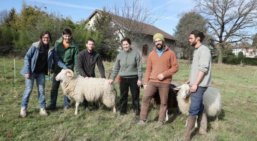 Le collectif devant la Ferme de Bassenges. EPFL ALAIN HERZOG