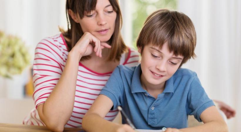 Des parents inquiets sur la manière d’organiser les enseignements à distance. 123RF