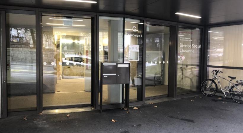 Malgré la  fermeture de ses guichets, le service social de Lausanne répond aux appels, mails et traite l’ensemble des dossiers. CA