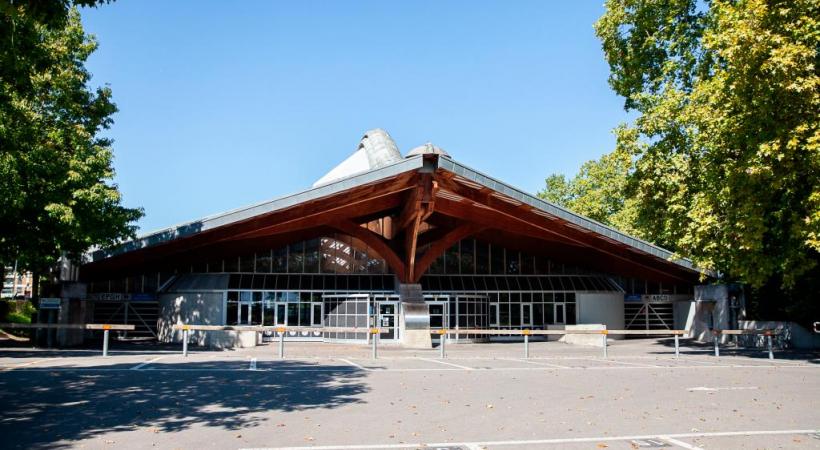 La patinoire n’est pas près de voir des patineurs. En médaillon, Pascal Gemperli conseiller communal vert. MISSON-TILLE