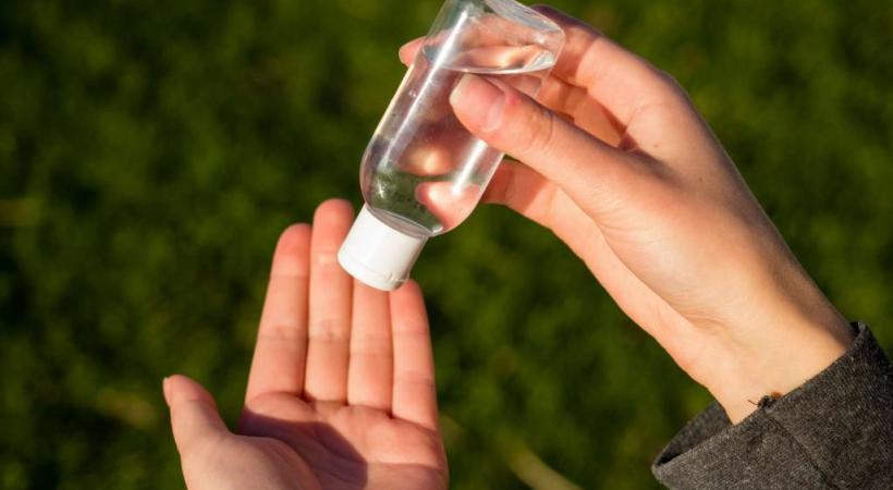 Si la Confédération avait imposé la sauvegarde des réserves, la Suisse n’aurait pas été en manque de gel désinfectant au début de la crise. 1,2,3 RF