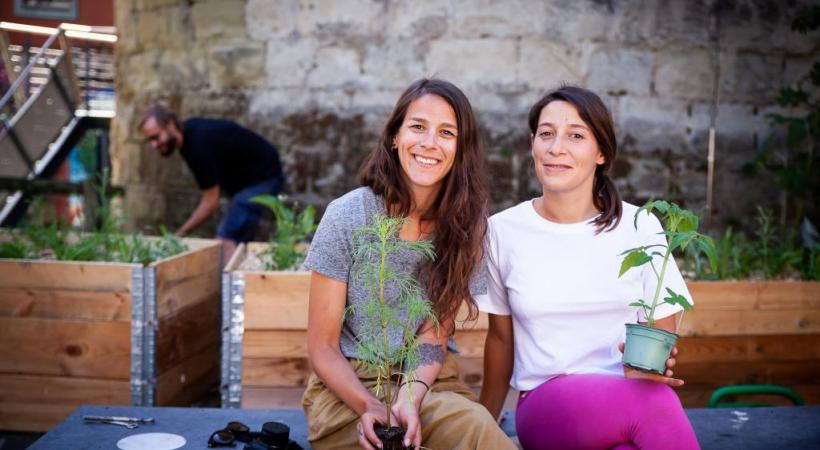 Les membres du comité de l’association Comm’une Allée Verte: Samimé Ozem, présidente, et Sophie Herzog, architecte du projet. Manque sur cette photo Michael Cordey, responsable de recherche. MISSON
