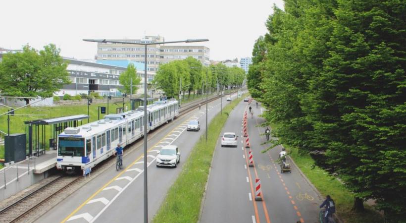 Image de synthèse présentant un aménagement urbain temporaire sur l’axe centre-ville et  campus universitaire de Dorigny, tel que proposé par l’ATE Vaud et Pro Velo. DR