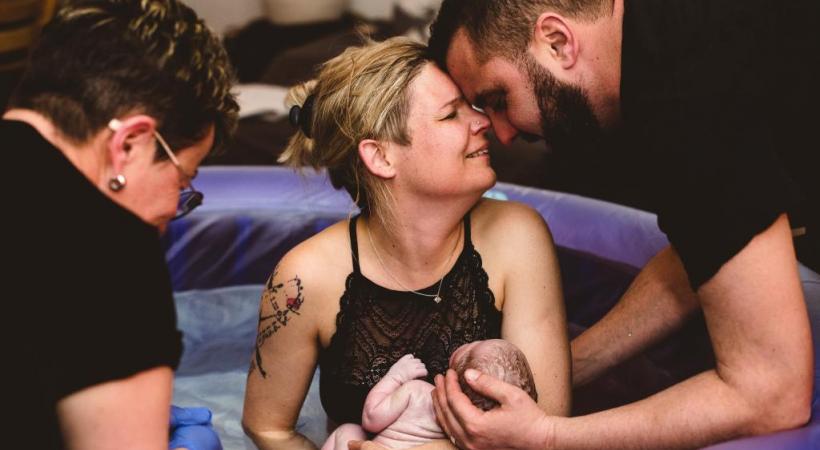 Le 4e enfant de cette Vaudoise et de son compagnon a pointé le bout de son nez chez elle entre les mains expertes de la sage-femme Hélène Villars. SOPHIE ROBERT-NICOUD / WWW.SOFY.CH