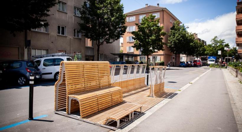 Le parklet du Chemin de Montelly, installé en face de la place de jeux du quartiers et des jardins communautaires.
