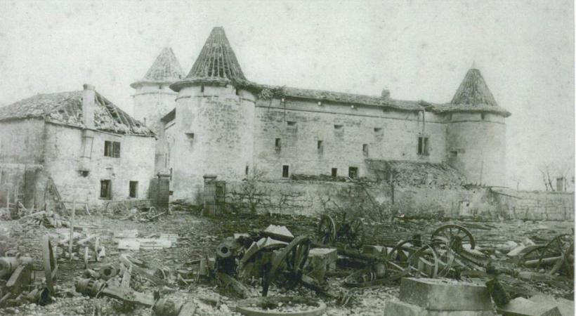 L’arsenal de Morges où eut lieu l’exposition et le monument rigé pour les victimes. DR